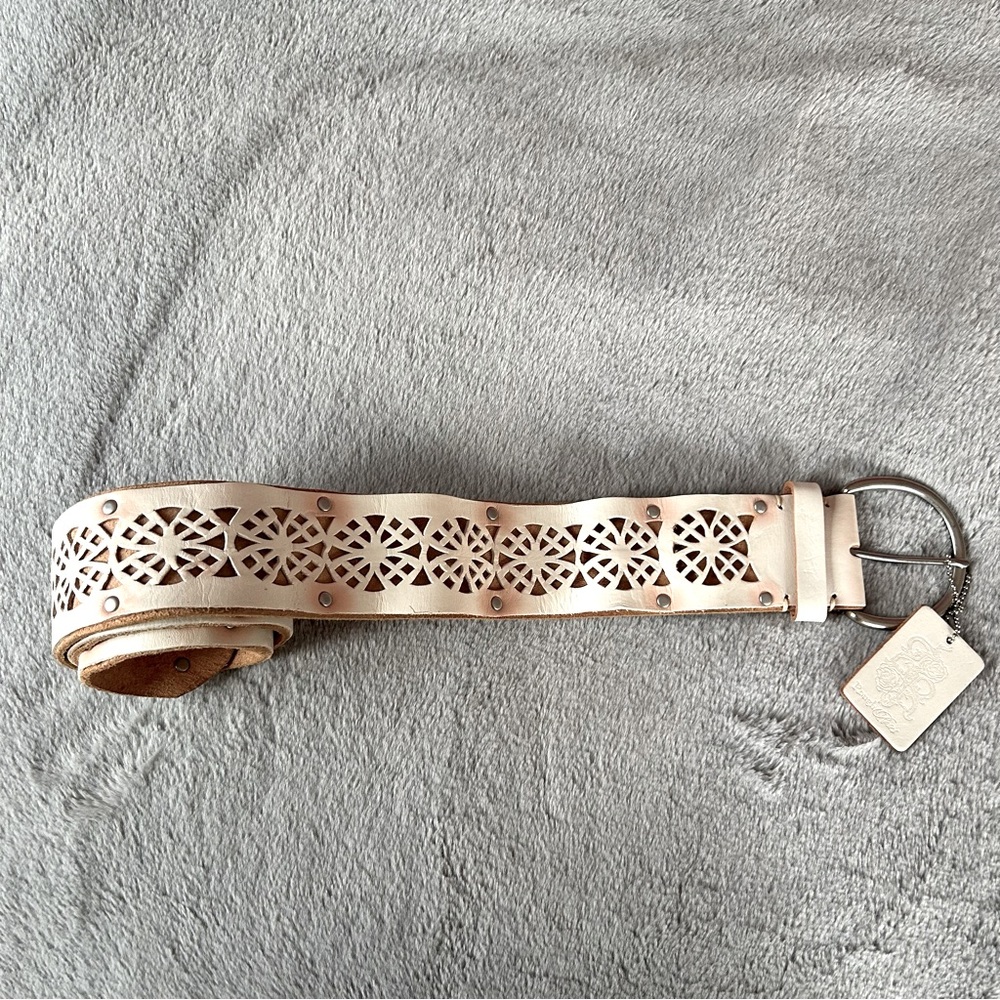 Rough roses belt in the colour cream